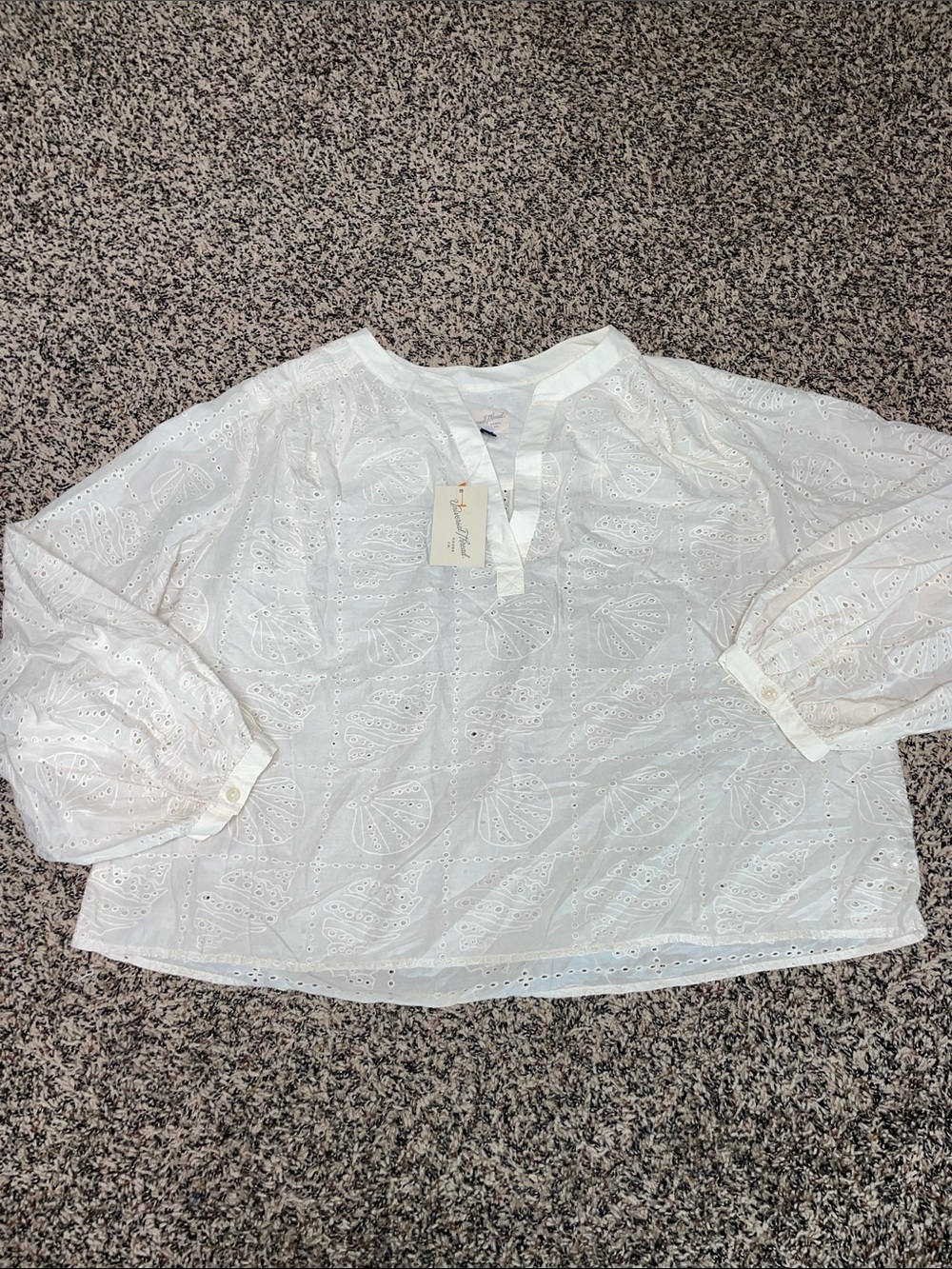 Universal Thread Bohemian Ivory Eyelet Split V-Neck Puff Sleeve Blouse M NWT